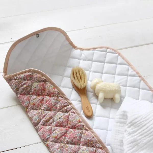 Barnabe aime le café Changing Mat Alba 67x42cm